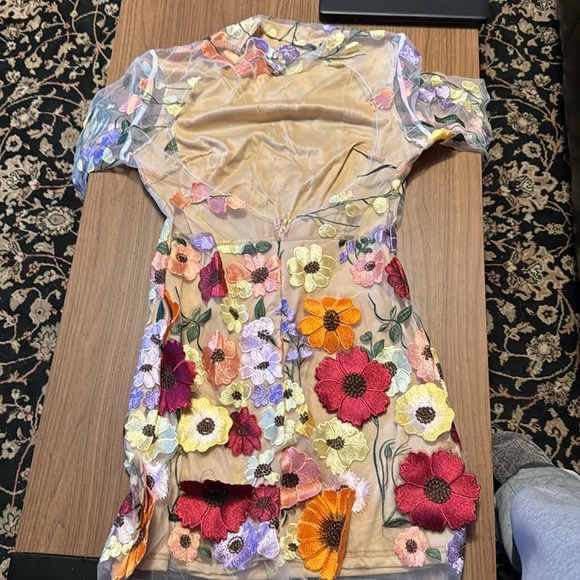 Floral embroidered backless mock neck dress size small - Picture 2 of 3